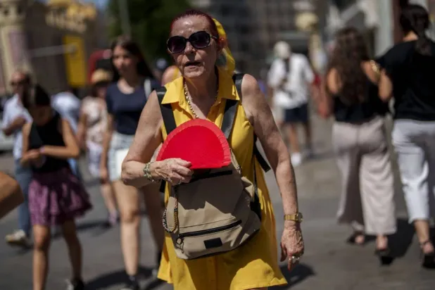 الهبَّات الساخنة تسبب تدفق الحرارة في أجسام النساء فيعانين من التعرق الشديد وتتسارع دقات قلوبهن بشكل ملحوظ (أ.ب)