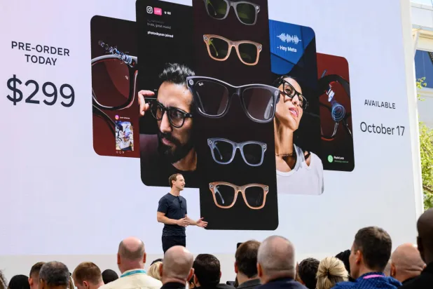 مارك زوكربيرغ يتحدث خلال فعالية «ميتا كونكت» وتظهر خلفه النظارات الذكية الجديدة (أ.ف.ب)