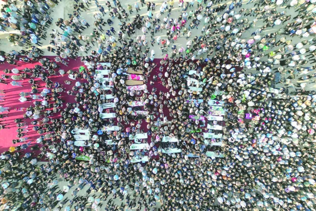 گزشتہ روز شمالی عراق میں نینویٰ گورنریٹ کے شہر الحمدانیہ میں آتشزدگی سے ہلاک ہونے والوں کی آخری رسومات ادا کی جا رہی ہیں (رائٹرز)