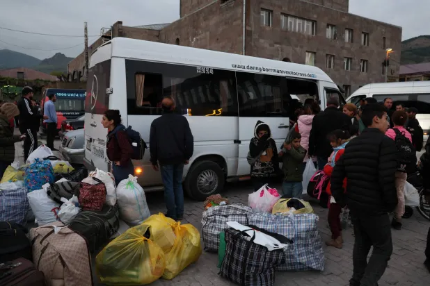 لاجئون من ناغورني كاراباخ يغادرون المنطقة إلى أرمينيا (أ.ف.ب)