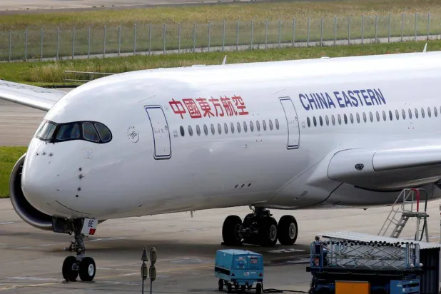 طائرة إيرباص (إيه 350) تابعة لشركة «تشاينا إيسترن» الصينية في مطار قرب مدينة تولوز الفرنسية (رويترز)