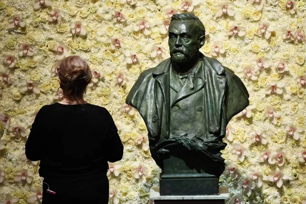 لقطة أمام تمثال مخترع الديناميت ألفريد نوبل (أ.ف.ب)