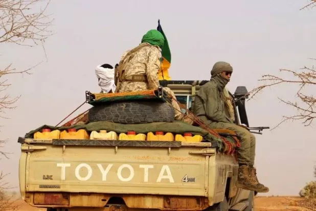 مقاتلون من حركة انفصالية في إقليم أزواد (أ.ف.ب)