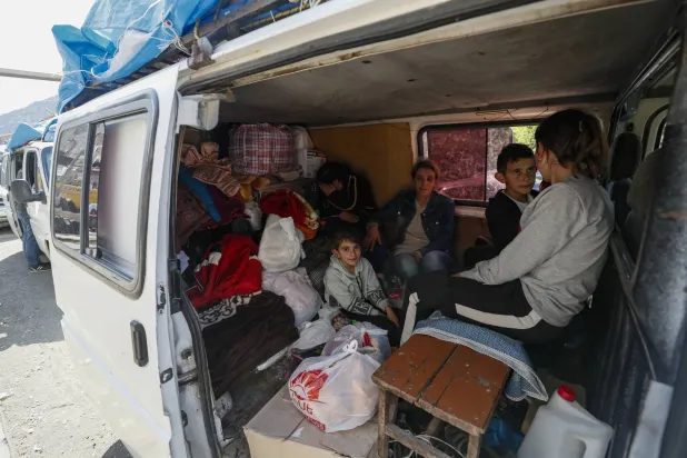  أرمن فارون من منطقة كاراباخ بعد عبور الحدود مع أذربيجان (إ.ب.أ)