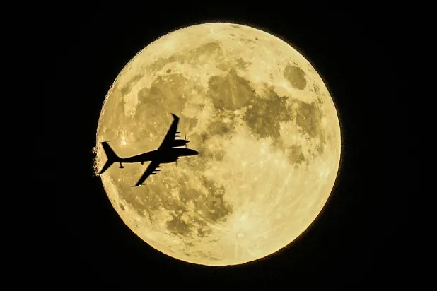 حالياً يمكن لمعظم الأقمار الاصطناعية جمع البيانات وإرسالها إلى الأرض فقط ولا يمكنها اتخاذ القرارات أو الكشف عن التغييرات (أ.ب)