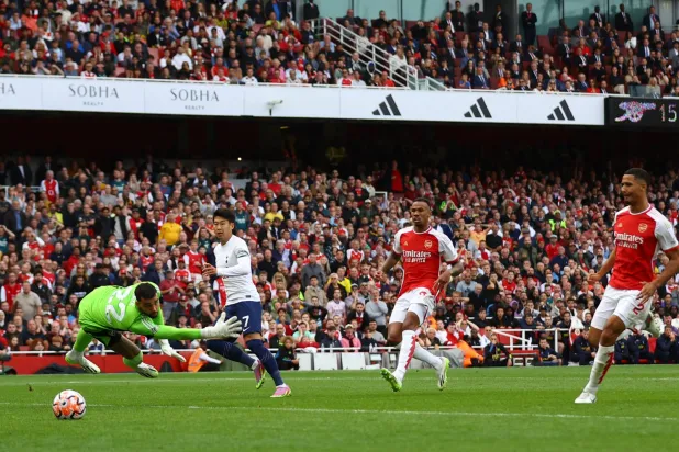 سون قائد توتنهام يهز شباك آرسنال للمرة الثانية في مواجهة الفريقين (رويترز)