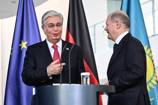 المستشار الألماني أولاف شولتس (يمين) يتحدث مع رئيس كازاخستان قاسم جومارت توكاييف بعد مؤتمرهما الصحافي في برلين، ألمانيا، 28 سبتمبر 2023 (إ.ب.أ)