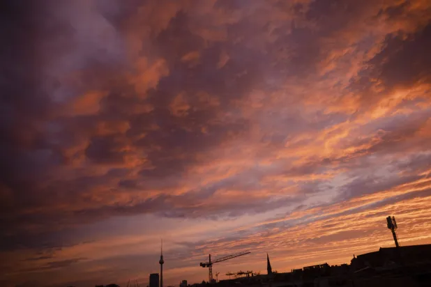 غيوم مضاءة مع غروب الشمس في برلين (أ.ب)