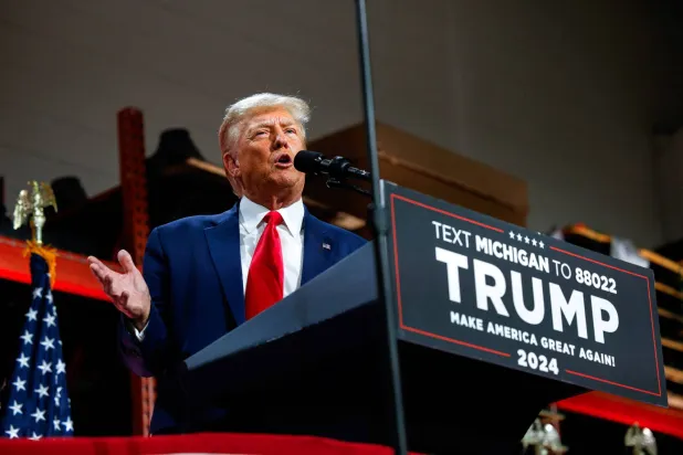 ٹرمپ بدھ کے روز مشی گن میں ہڑتالی کارکنوں سے خطاب کرتے ہوئے (رائٹرز)