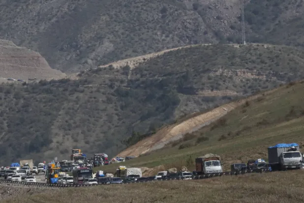 سيارات مصطفة لأرمن من إقليم كاراباخ تنتظر عبور الحدود مع أذربيجان بالقرب من قرية كورنيدزور في أرمينيا (إ.ب.أ)