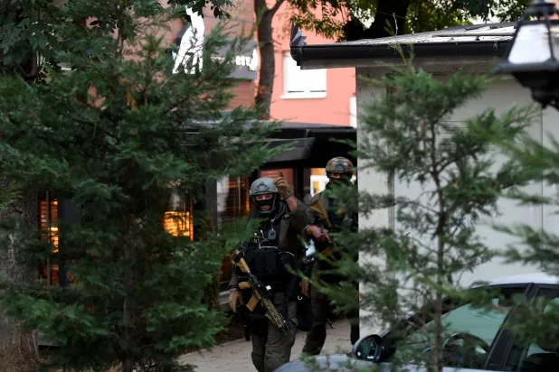 ضباط شرطة كوسوفو يفتشون مطعماً ومبنى في الجزء الشمالي الذي يهيمن عليه الصرب من مدينة ميتروفيتشا المقسمة (أ.ف.ب)