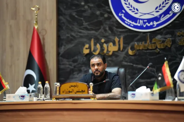 أسامة حماد خلال أحد الاجتماعات (موقع حكومة «الاستقرار» على «فيسبوك»)