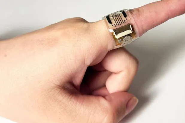 الجهاز الجديد يمكن ارتداؤه في الإصبع (معهد كاليفورنيا للتقنية)