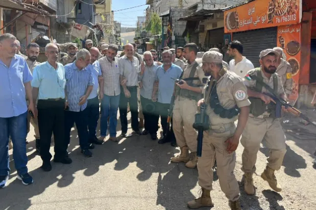 خلال عملية انتشار عناصر «القوة الأمنية المشتركة» في «عين الحلوة» بحضور قيادات فلسطينية (الوكالة الوطنية للإعلام)