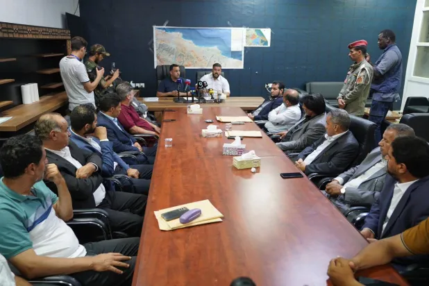 تسليم صكوك التعويضات لعمداء البلديات المتضررة (حكومة الاستقرار)