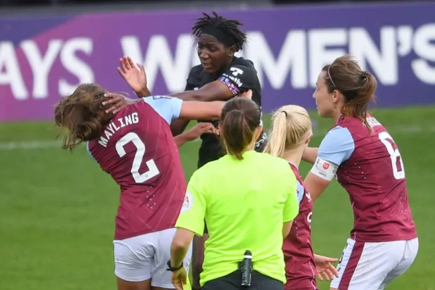 جانب من الشجار الذي دار بين سيسوكو لاعبة «ويست هام» ومايلينغ من «أستون فيلا» في أكتوبر الماضي (غيتي)