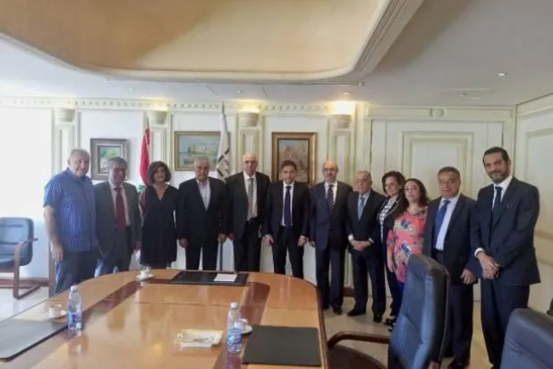 نائب حاكم «مصرف لبنان» وسيم منصوري متوسطاً رئيس وأعضاء «نقابة محرري الصحافة» (الوكالة الوطنية للإعلام)