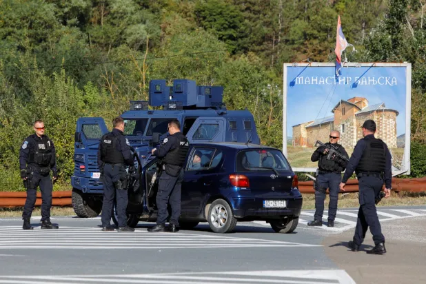 عناصر من شرطة كوسوفو يقومون بدورية على الطريق المؤدية إلى دير بانييسكا بعد حادث إطلاق نار بالقرب من زفيتشان كوسوفو في 26 سبتمبر 2023 (رويترز)