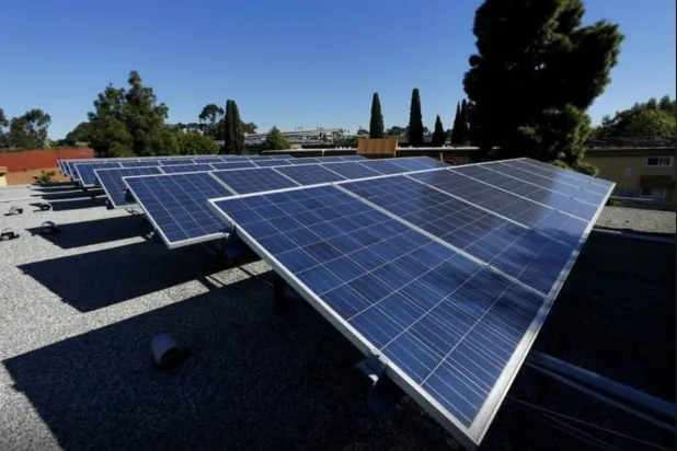 ألواح شمسية بمجمع سكني في كاليفورنيا (رويترز)