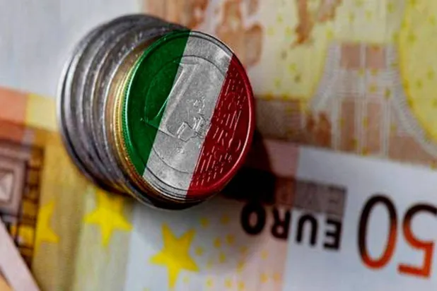 علم إيطاليا مرسوم على عملات معدنية فوق ورقة نقدية فئة 50 يورو (رويترز)