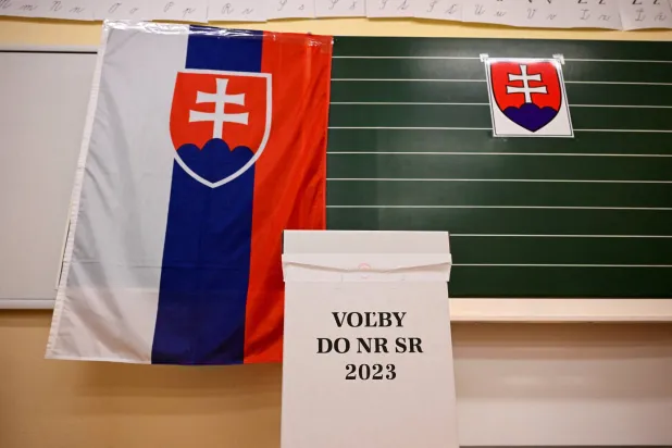 صندوق اقتراع قبيل فتح المراكز أمام الناخبين السبت (رويترز)