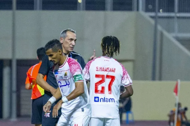 دونيس مدرب الوحدة خلال مجريات المباراة (تصوير: سعد الدوسري) 