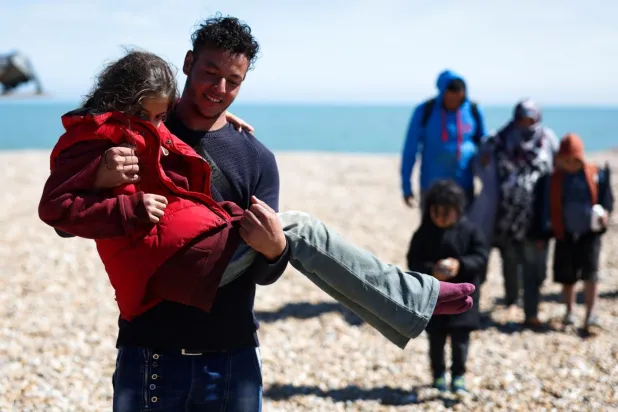 Göçmenler, Fransa’dan Manş Denizi’ni geçerek İngiliz topraklarına ulaştı. (AFP)