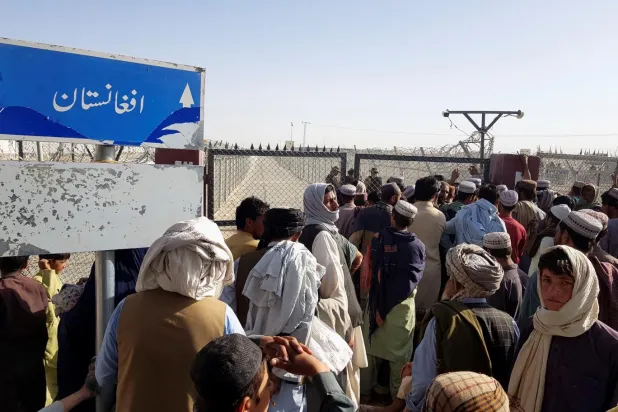 Pakistan, Afgan göçmenleri toplayıp ülkeden atıyor: "İhbarcılara para ödülü var"