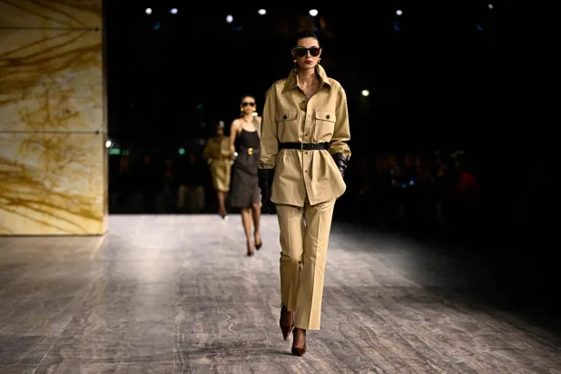 باريس تختتم دورة الموضة للأزياء الجاهزة بعروض تلعب على الفني لتسويق العملي