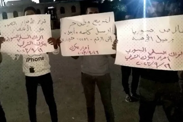 Dera kırsalındaki el-Karak beldesinden eylemciler