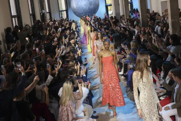 كان العرض تحليقا إلى القمر وغوصا في البحار (إيلي صعب)