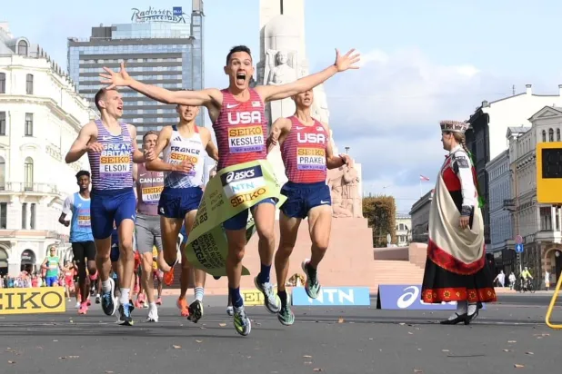 الأميركي هوبس كيسلر فاز بزمن قدره 3 دقائق و56.13 ثانية (إكس)