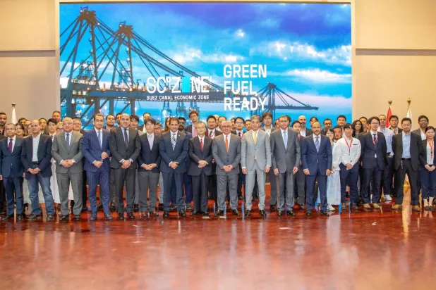 رئيس المنطقة الاقتصادية بقناة السويس وليد جمال الدين يتوسط الوفد الياباني (الشرق الأوسط)