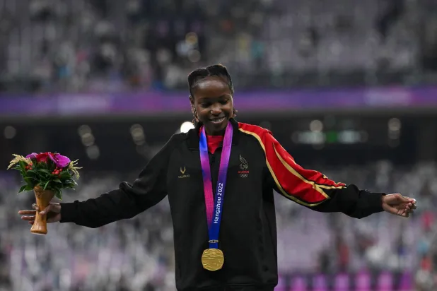 البطلة البحرينية وينفريد توجت بذهبية 1500م في هانغتشو (أ.ف.ب)