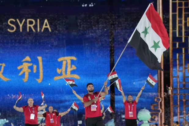 الملاكم السوري أحمد غصون خلال افتتاح «دورة الألعاب الآسيوية» (أ.ب)