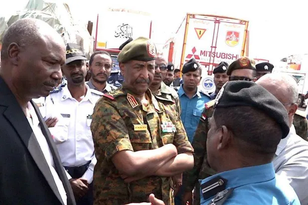 رئيس «مجلس السيادة السوداني» عبد الفتاح البرهان متفقداً مَعبر أرقين في 2 أكتوبر 2023 (وكالة السودان للأنباء)