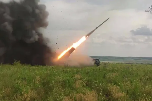 صورة وزّعتها وزارة الدفاع الروسية لقصف مدفعي على مواقع أوكرانية في 26 سبتمبر 2023 (أ.ف.ب)