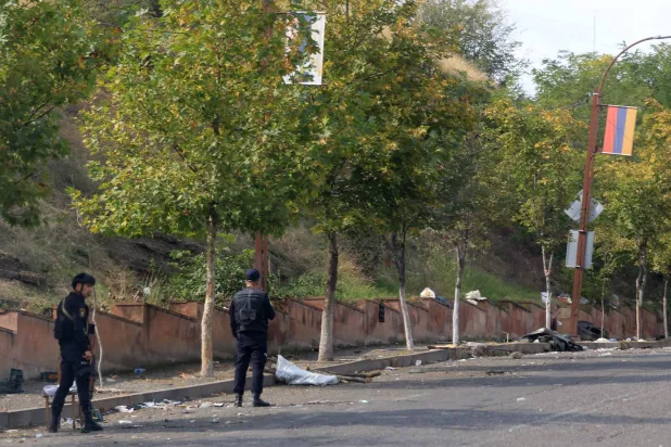 الشرطة الأذربيجانية تقوم بدورية على الطريق المؤدية إلى مدينة ستيباناكيرت التي سيطرت عليها الأسبوع الماضي خلال جولة إعلامية نظمتها الحكومة الأذربيجانية في منطقة ناغورنو كاراباخ التي تسيطر عليها أذربيجان في 2 أكتوبر 2023 (أ.ف.ب)