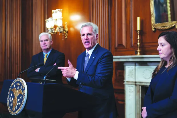 میکارتھی ہفتہ کے روز وفاقی حکومت کو مالی اعانت فراہم کرنے کے عارضی معاہدے کی توثیق کے فوراً بعد ایک پریس کانفرنس کر رہے ہیں (اے پی)