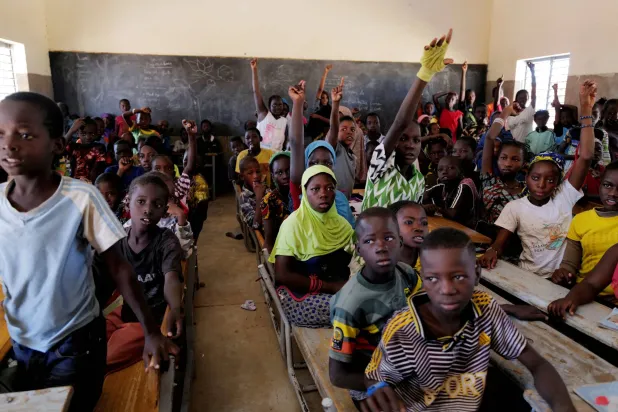 تلاميذ المدارس الذين فروا من هجمات مسلحين في منطقة الساحل يحضرون فصلاً دراسياً في دوري ببوركينا فاسو 24 نوفمبر 2020 (رويترز)