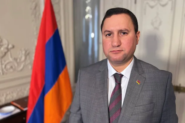 سفير أرمينيا المعيّن لدى الاتحاد الأوروبي تيغران بالايان خلال مقابلة مع وكالة «رويترز» في بروكسل ببلجيكا 2 أكتوبر 2023 (رويترز)