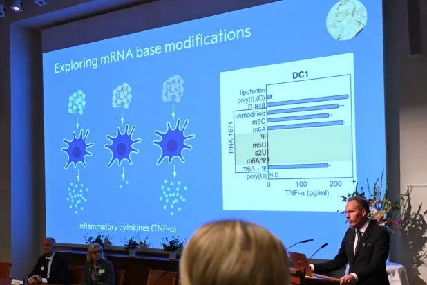 نبذة عن لقاحات بتقنية الحمض النووي الريبي المرسال من حفل إعلان جائزة نوبل للطب (أ.ف.ب)
