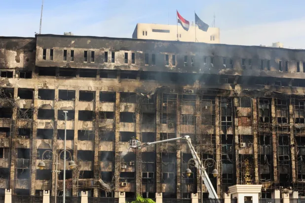 Mısır’da İsmailiye Emniyet Müdürlüğü’nde çıkan büyük yangınla ilgili soruşturma başlatıldı