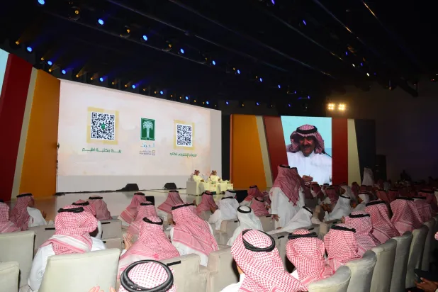 الأمير سلطان بن سلمان أثناء تدشينه لكتاب الأمير تركي بن أحمد السديري في معرض الكتاب (الشرق الأوسط)