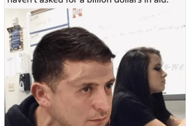 الصورة التي نشرها إيلون ماسك على منصته «إكس» متهكماً فيها على الرئيس الأوكراني فولوديمير زيلينسكي حيث كتب بالإنجليزية (أعلى المنشور): «عندما تمر 5 دقائق من دون أن تطلب مساعدات بمليار دولار» (حساب إيلون ماسك على منصة إكس)