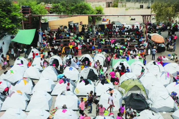 أجبر العنف آلاف الهايتيين على مغادرة منازلهم في بورت أو برنس (رويترز)