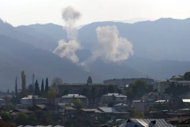 تصاعد الدخان بعد قصف مدفعي من قوات أذربيجان على إقليم ناغورنو كارباخ (أ.ب)