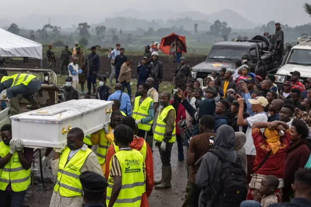 عمال يحملون نعش أحد المتظاهرين الذين قُتلوا أثناء مظاهرة ضد وجود بعثة منظمة الأمم المتحدة لتحقيق الاستقرار في الكونغو الديمقراطية قبل دفنه في مقبرة ماكاو في غوما الشهر الماضي (رويترز)