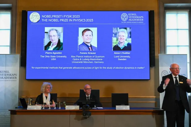 بيار أغوستيني وفيرينس كراوس وآن لويلييه (أ.ف.ب)