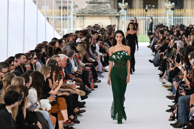 اكتسبت التصاميم رومانسية معاصرة تجلت في فساتين السهرة تحديداً (أ.ف.ب)